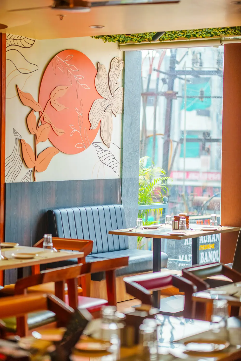 Restaurante moderno con mesas y ventanales