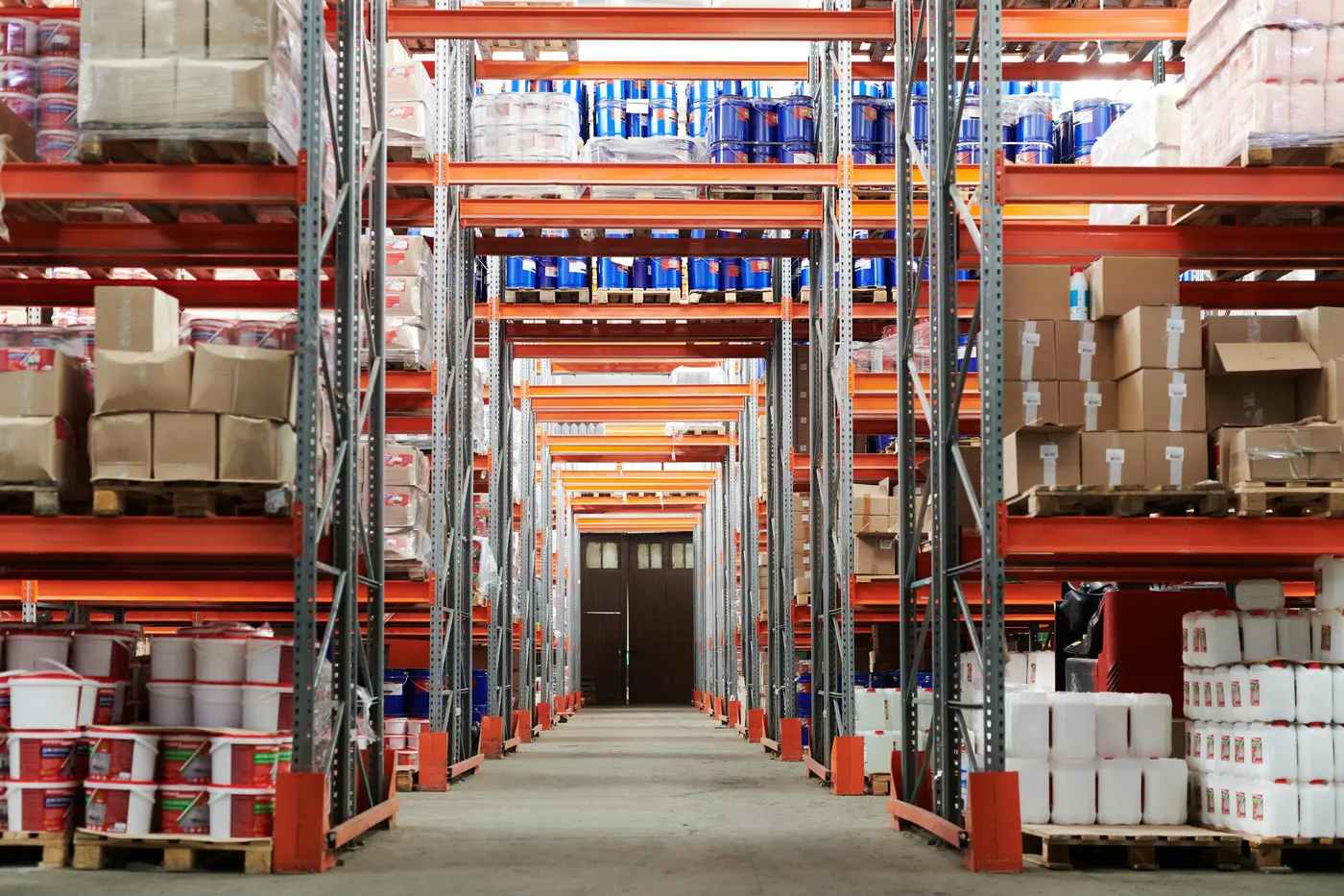 Centro de distribución con estanterías de inventario